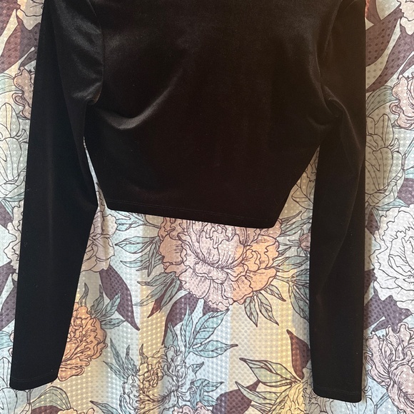 LONG SLEEVE CROP TOP - Picture 2 of 2